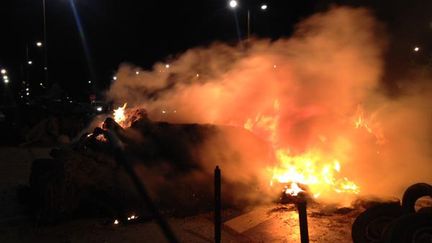 Un feu de paille devant la pr&eacute;fecture de r&eacute;gion, &agrave; Rennes (Ille-et-Vilaine), le 2 juillet 2015. (THOMAS PAGA / FRANCE 2)