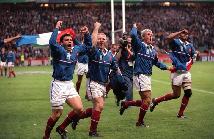 Les joueurs français célèbrent leur victoire contre la Nouvelle-Zélande, le 31 octobre à Twickenham (banlieue de Londres).&nbsp; (POPPERFOTO / GETTY IMAGES)