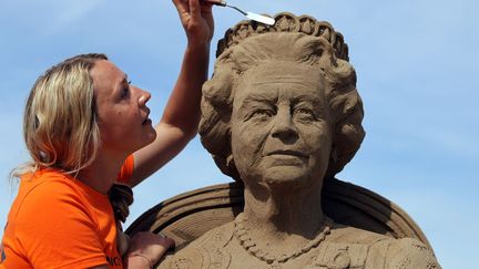 La sculpteuse sur sable&nbsp;Nicola Wood termine son portrait de la reine Elizabeth II lors du festival annuel de Weston-super-Mare (Royaume-Uni), le 28 mai 2012. (MATT CARDY / GETTY IMAGES)