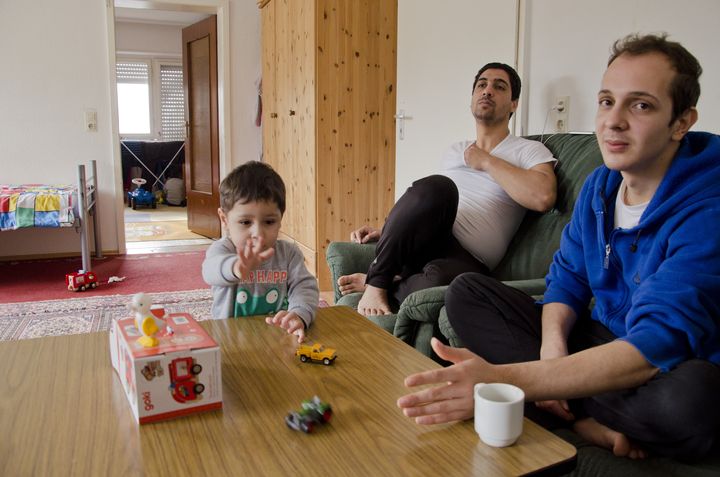 Omar, son père Majd et son oncle Mslam, le 5 février 2017 à Eberbach (Allemagne). (THOMAS BAIETTO / FRANCEINFO)