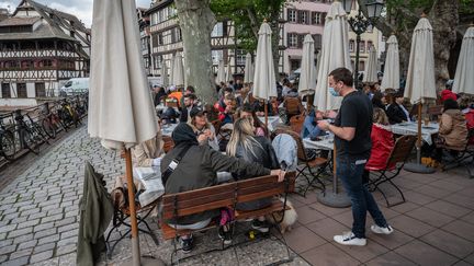 Une terrasse de restaurant à Strasbourg, le 19 mai 2021. Photo d'illustration. (PATRICK HERTZOG / AFP)