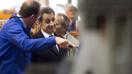 Nicolas Sarkozy en visitre &agrave; la Fonderie du Poitou, &agrave; Ingrandes (Vienne), lundi 16 avril. (LIONEL BONAVENTURE / POOL / AFP)