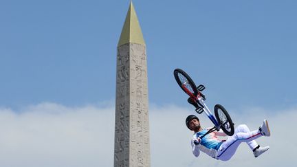 Numéro 1 mondial, Anthony Jeanjean n'a terminé qu'à la troisième place du BMX freestyle devant l'obélisque de la place de la Concorde. Après un premier run manqué, le Français a sorti une seconde manche d'exception. Pas assez pour les juges, qui lui ont préféré l'Argentin José Torres Gil et le Britannique Kieran Reilly. (EMMANUEL DUNAND / AFP)