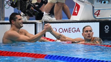 Florent Manaudou avec Caeleb Dressel lors des séries du 50m nage libre, le 30 juillet (JONATHAN NACKSTRAND / AFP)