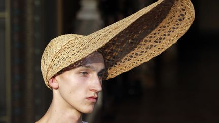 Lors du d&eacute;fil&eacute; de mode masculine printemps-&eacute;t&eacute; 2014 du cr&eacute;ateur belge&nbsp;Walter Van Beirendonck pr&eacute;sent&eacute; pendant la fashion week &agrave; Paris, le 26 juin 2013. (FRANCOIS GUILLOT / AFP)