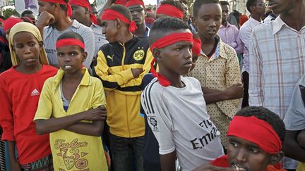 Ces symboles sont un signe de deuil en Somalie. «Les gens ont en assez et maintenant il est temps de se lever ensemble et de dire non à la violence. Nous combattrons quiconque est engagé dans la violence, quelles qu'en soient les conséquences. Les gens meurent sans raison de toute manière», a déclaré l'un des manifestants, Abdihakim Ise. Dans le même temps, devant l’ampleur de l’attentat, nombre de Somaliens expriment leur inquiétude de voir leur pays passer prochainement sous la coupe de l’organisation islamiste des shebabs, que certains disaient pourtant affaiblie. Celle-ci n’a pas revendiqué l’attaque, mais de nombreux spécialistes lui en attribuent la responsabilité.
 (Farah Abdi Warsameh/AP/SIPA)