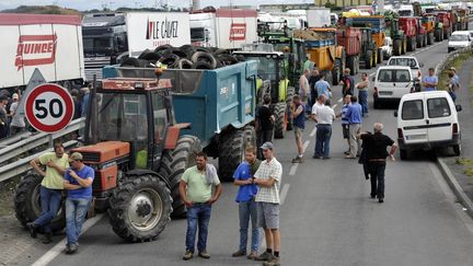 Des &eacute;leveurs bloquent l'A84 &agrave; proximit&eacute; de Caen (Calvados), lundi 20 juillet 2015.&nbsp; (  MAXPPP)