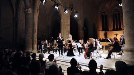 Le chef d'orchestre et violoniste Jean-Christophe Spinosi et la violoniste Laurence Paugam accompagnés de l'ensemble Matheus, saluent le public le 18 septembre 2009 à l'abbaye d'Ambronay.&nbsp; (PHILIPPE MERLE / AFP)