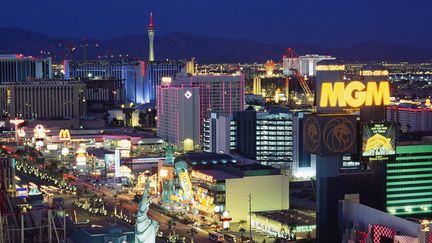 Sur le Las Vegas Boulevard, parmi tous les grands hôtels et casinos, le fameux MGM Grand, victime d'une cyberattaque dans la nuit de dimanche à lundi dernier. 6.852 chambres et autant de portes qui s’ouvrent avec une carte à puce en guise de clé. (MARK E. GIBSON / CORBIS DOCUMENTARY RF / GETTY IMAGES)