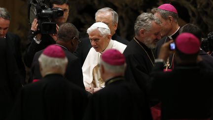 Le pape Beno&icirc;t XVI rencontre les &eacute;v&ecirc;ques, le 13 f&eacute;vrier 2013 au Vatican (Rome).&nbsp; (STEFANO RELLANDINI / REUTERS)