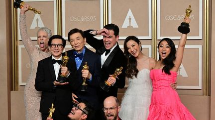 L'équipe du film "Everything Everywhere All at Once" de Daniel Scheinert et Daniel Kwan a triomphé lors de la 95e cérémonie des Oscars à Los Angeles, le 12 mars 2023. (FREDERIC J. BROWN / AFP)