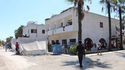 En p&eacute;riph&eacute;rie de la ville, environ 500 migrants ont trouv&eacute; refuge dans un h&ocirc;tel abandonn&eacute; insalubre, le Captain Elias, &agrave; Kos (Gr&egrave;ce). (BENOIT ZAGDOUN / FRANCETV INFO)