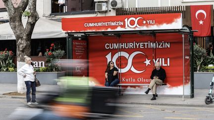 Un arrêt de bus à Istanbul, décoré pour les célébrations des 100 de la République. (ERDEM SAHIN / MAXPPP)