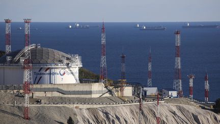 Des tankers sont visibles au large d'un complexe pétrolier lié au groupe russe Transneft, le 11 octobre 2022, à Novorossiisk (Russie). (AP/SIPA)