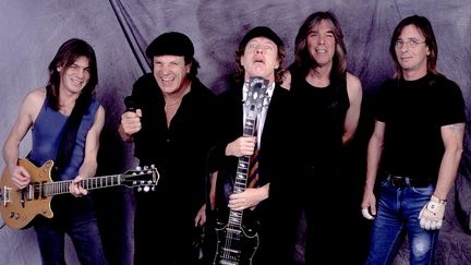 Le groupe de rock australien AC/DC à Chicago le 8 avril 2001. De gauche à droite :&nbsp;Malcolm Young, Brian Johnson, Angus Young, Cliff Williams et Phil Rudd.&nbsp; (PAUL NATKIN / ARCHIVE PHOTOS / GETTY IMAGES)