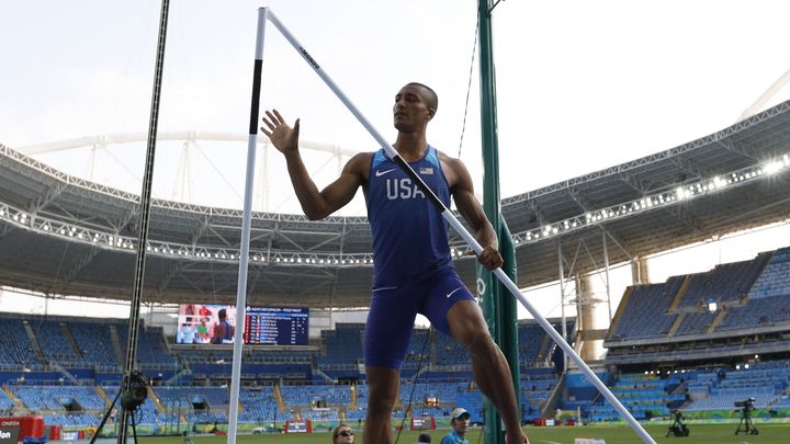 Le décathlète américain Ashton Eaton a brisé une de ses perches lors du décathlon des JO de Rio en 2016. (ADRIAN DENNIS / AFP)