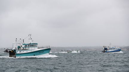 Des bateaux de pêche français au large de l'île anglo-normande de Jersey, le 6 mai 2021. (SAMEER AL-DOUMY / AFP)