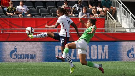 La Fran&ccedil;aise Elodie Thomis et la Mexicaine Valeria Miranda, pendant le dernier match de poule de la Coupe du monde de football f&eacute;minin, &agrave; Ottawa (Canada), le 17 juin 2015. (ANDRE RINGUETTE / GETTY IMAGES NORTH AMERICA / AFP)