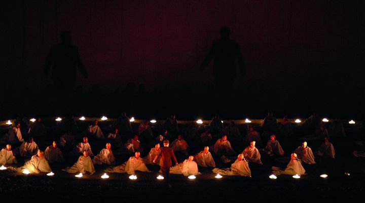 Le deuxième acte, qui raconte la descente aux enfers d'Orphée, se joue sous une lumière rouge et feutrée.
 (Robert Kusel - Lyric Opera of Chicago)