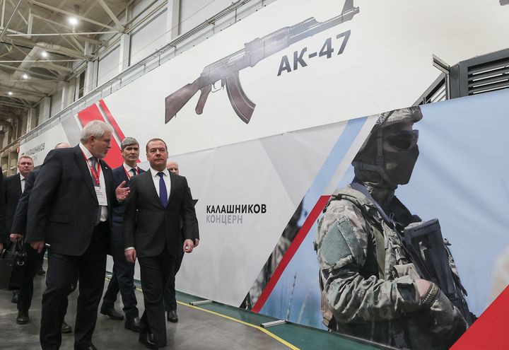 Le vice-président du Conseil de sécurité russe, Dmitri Medvedev, lors d'une visite de l'usine Kalashnikov d'Ijvesk (Russie), le 24 janvier 2023. (YEKATERINA SHTUKINA / SPUTNIK VIA AFP)