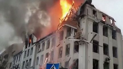 À Kharkiv&nbsp;(Ukraine), deuxième ville du pays, les bombes ne cessent de tomber depuis le début de la semaine.&nbsp;Elles ont fait une vingtaine de morts en 48 heures.&nbsp;Les derniers bombardements visaient notamment le siège des services de sécurité, et l'université. (France 2)