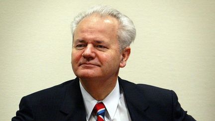 Le 13 février 2003, Slobodan Milosevic entamait sa deuxième journée d'audience au Tribunal Pénal International pour l'ex-Yougoslavie, où il était jugé pour des faits de génocide, crime contre l'humanité et crimes de guerre. 
 (PAUL VREEKER / POOL-FILES / AFP)