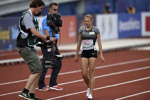 Youlia Stepanova, blessée lors des championnats d'Europe à Amsterdam le 6 juillet 2016. Et très entourée par la presse... (AFP - JOHN THYS)