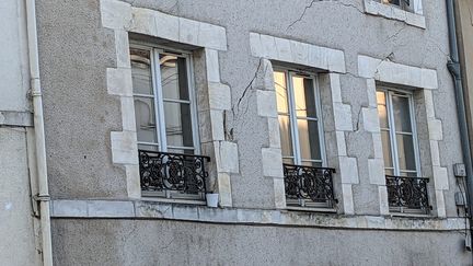 La façade d'une maison fissurée à Orléans. (Illustration) (ALBAN GOURGOUSSE / MAXPPP)