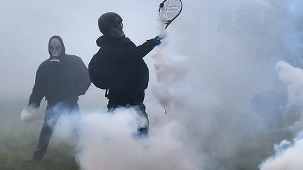 Des zadistes lancent des projectiles sur les gendarmes mobiles, le 10 avril 2018, à Notre-Dame-des-Landes (Loire-Atlantique). (LOIC VENANCE / AFP)