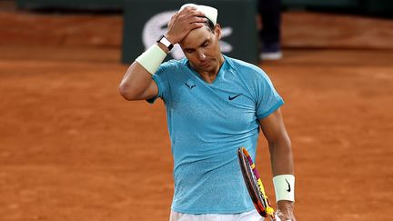 La déception de Rafael Nadal, défait par Alexander Zverev, au premier tour de Roland-Garros, le 27 mai 2024. (MAXPPP)