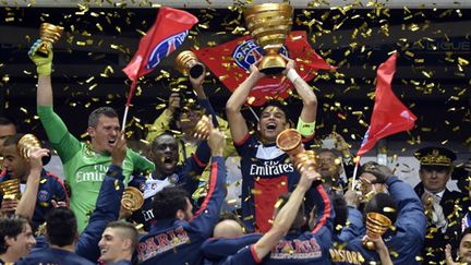 Thiago Silva a soulevé la quatrième Coupe de la Ligue de l'histoire du PSG. (FRANCK FIFE / AFP)