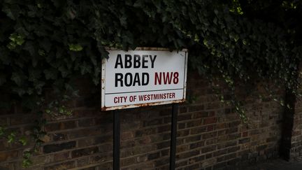 Le panneau "Abbey Road" à Londres, en Grande-Bretagne. Photo d'illustration. (HAN YAN / XINHUA / MAXPPP)