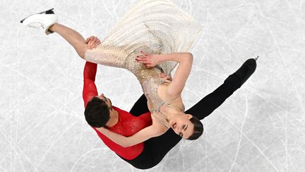 Après quatre minutes en fusion, le rêve d'une vie : Gabriella Papadakis et Guillaume Cizeron&nbsp;se sont&nbsp;adjugés&nbsp;le titre olympique le 14 février. Après avoir l'argent amer de&nbsp;PyeongChang, les Tricolores sont allés chercher le dernier titre qui manquait à leur incroyable palmarès, nouveau record olympique à la clé. De quoi mettre des paillettes dans leur vie olympique. (ANTONIN THUILLIER / AFP)