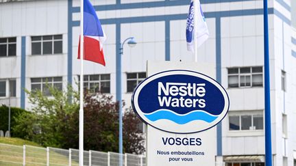 L'usine d'embouteillage de Nestlé Waters à Contrexéville, en France, le 23 mai 2023. (JEAN-CHRISTOPHE VERHAEGEN / AFP)