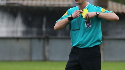 Un arbitre de football lors d'une rencontre sur le stade du Bouscat (Gironde). (SALINIER QUENTIN / MAXPPP)