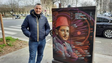 L'artiste C215 devant sa peinture de Mohamed V, un des compagnons de la libération. (ANNE CHEPEAU / RADIO FRANCE)