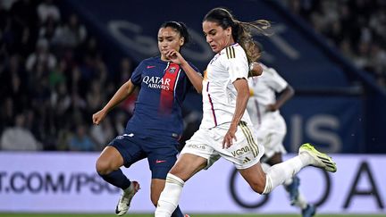 Sakina Karchaoui (G) et Amel Majri (D.) lors du match PSG-OL (0-1) au Parc des Princes le 1er octobre 2023. (STEPHANE GUIOCHON / MAXPPP)