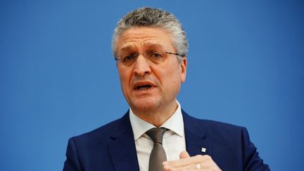 Lothar Wieler,&nbsp;président de l'institut de veille Robert Koch, lors d'une conférence de presse à Berlin, la capitale allemande, le 5 mars 2021. (MICHAEL KAPPELER / DPA / AFP)