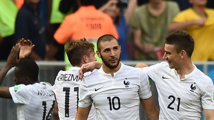 Karim Benzema, ici à côté de Laurent Koscielny, sera l'atout numéro 1 des Bleus contre l'Allemagne