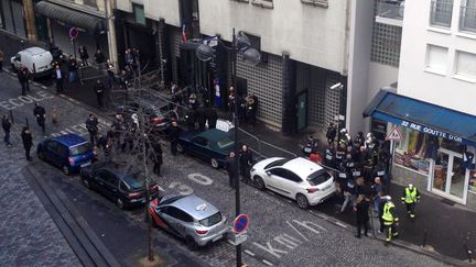 Des policiers et des secouristes devant le commissariat de la Goutte-d'Or, à Paris, où&nbsp;un homme a été tué, le 7 janvier 2016. (REUTERS)