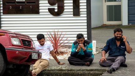 Des&nbsp;fidèles sous le choc, après les fusillades qui ont touché plusieurs mosquées de Christchurch, en Nouvelle-Zélande, le 15 mars 2019. (STRINGER / REUTERS)