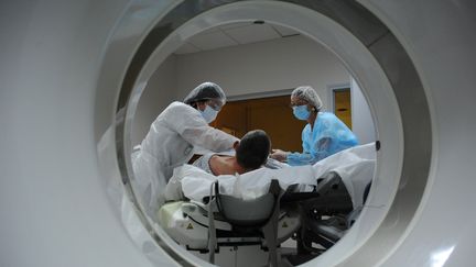 Des soignants traitent un homme présentant des symptomes du Covid-19, à Abbeville (Somme), le 15 juin 2020.&nbsp; (PASCAL BACHELET / BSIP / AFP)