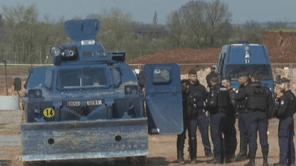 Un nouveau bras de fer s’ouvre ce week-end du 25 mars dans les Deux-Sèvres avec une nouvelle mobilisation de militants écologistes contre les vastes réserves agricoles d’eau. Le rassemblement est déjà placé sous très haute surveillance. (France 2)