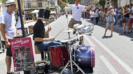 Originaires de Bordeaux les frères Colle proposent leur spectacle éponyme, au Petit Louvre, à 16h15. Mise en scène par Eric Bouvron, Clément Stéphane et Cyril mêlent les disciplines, entre jongleries et percussions.
 (Vincent Damourette / Culturebox)