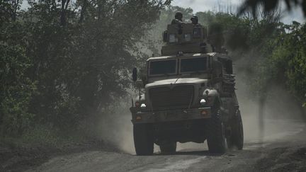 Des militaires ukrainiens près de Bakhmout (Ukraine), le 1er juillet 2023. (GENYA SAVILOV / AFP)