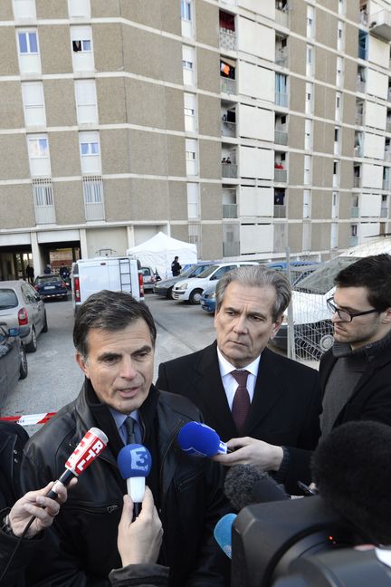 Jacques Dallest, alors procureur de la République de Marseille (Bouches-du-Rhône), répond aux questions des journalistes après la mort d'un homme dans une fusillade, le 27 février 2013, dans les quartiers nord de la ville. (GERARD JULIEN / AFP)