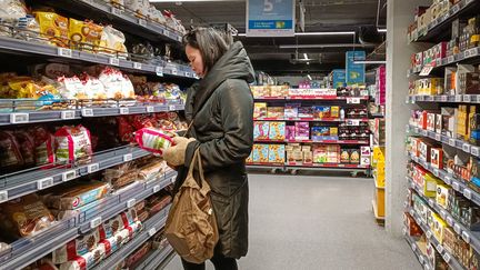 Le rayon épicerie sucrée d'un supermarché à Paris, le 2 mars 2023. (RICCARDO MILANI / HANS LUCAS / AFP)