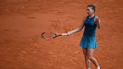 La Roumaine et numéro un mondiale&nbsp;Simona Halep, lors de la finale Dames de Roland-Garros contre Sloane Stephens, le 9 juin 2018. (ERIC FEFERBERG / AFP)