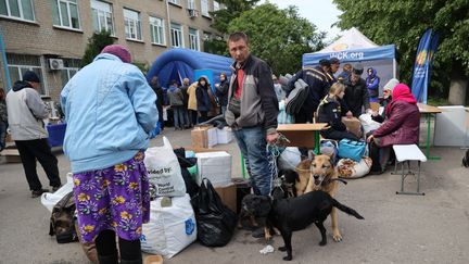 Des habitants de la ville ukrainienne de Vovchansk évacués dans un camp de réfugiés après des attaques russes à Kharkiv, le 13 mai 2024. (YAKIV LIASHENKO / ANADOLU / AFP)