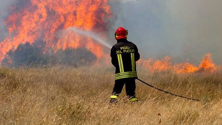 Un incendie à&nbsp;Ascoli Piceno en Italie, le 25 juillet 2007. (MAXPPP)